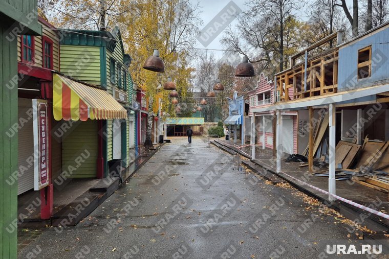 Некогда шумное и людное место на центральной аллее парка сейчас выглядит опустевшим 