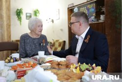 Текслер вручил Римме Зубовой долгождаеное удостоверение несовершеннолетнего узника фашизма