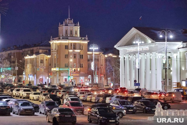 Водителям, которые оставляют авто в районе драмтеатра, придется поискать другое место для парковки 27 декабря