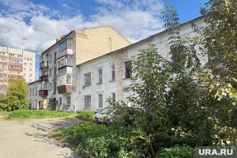 В центре Кургана неизвестные украли батареи и окна из аварийного дома под снос