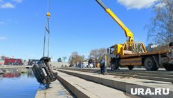 Иномарку доставали водолазы и манипулятор