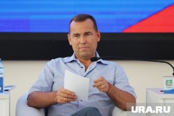 Губернатор Вадим Шумков вышел красить мемориал вместе со школьниками
