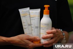 Анастасия производит собственную линию косметики