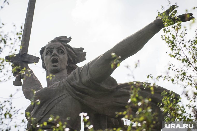 Лампаду зажгли в Волгограде от Вечного огня на мемориальном комплексе