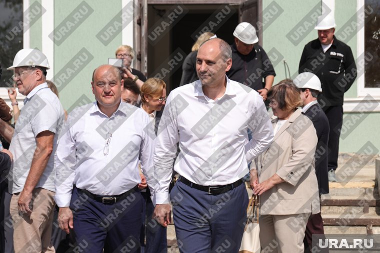 Денис Паслер (справа) приехал и уехал из школы вместе с мэром Константином Поспеловым (слева)