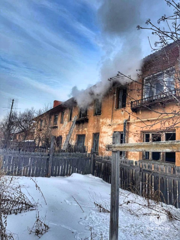 В двухэтажном бараке Кургана случился пожар рано утром