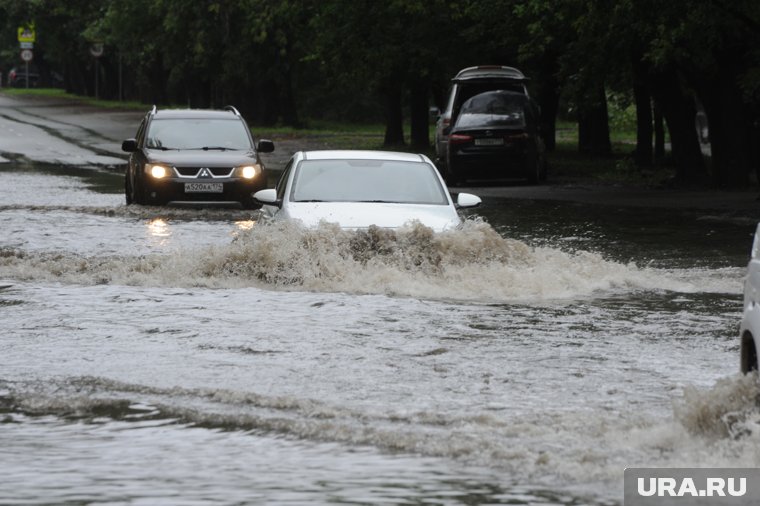 Вода из берегов лесного озера может затопить автодорогу 