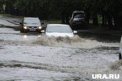 Вода из берегов лесного озера может затопить автодорогу 