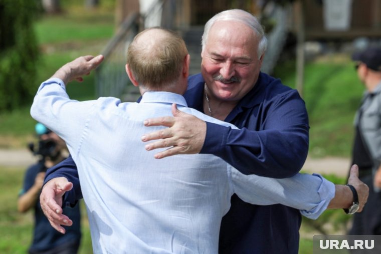 Путин и Лукашенко тепло поприветствовали друг друга в нужном месте и в нужное время