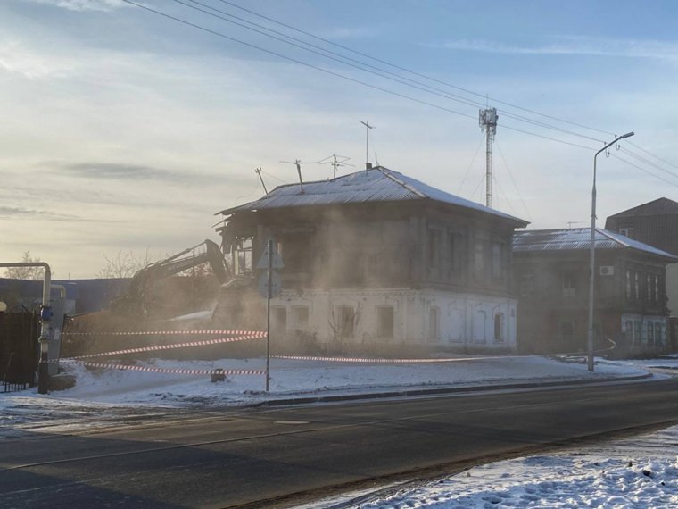 В Кургане сносят аварийный дом по улице Сибирская