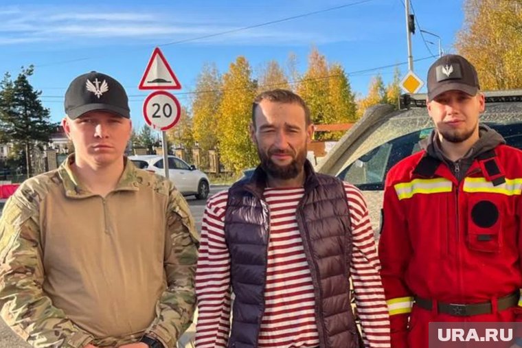 Федор (в центре) неделю бродил по тайге с ножом, зажигалкой и телефоном