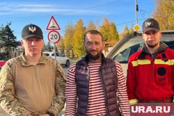 Федор (в центре) неделю бродил по тайге с ножом, зажигалкой и телефоном