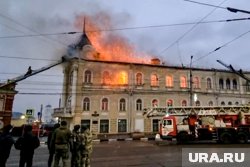 Пожарные уже больше пяти часов не могут ликвидировать огонь