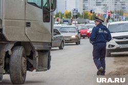 На улице Монтажников грузовик кузовом зацепился за дорожную раму