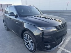 Британский кроссовер выполнен в черном цвете