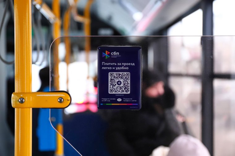 Новые QR-коды для оплаты, как и раньше, будут размещать на стекле при входе в транспорт