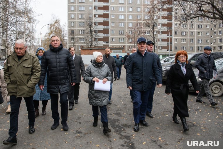 Алексей Орлов (справа) проверил благоустройство двора в Железнодорожном районе 