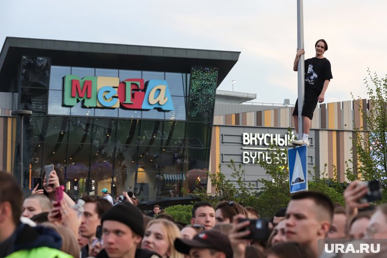 Екатеринбуржцы собрались в ожидании звездных хедлайнеров