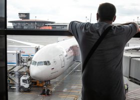 Как себя вести и на что рассчитывать пассажирам при задержке авиарейса