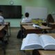 Преподаватель из Шадринска в Узбекистане учит школьников русскому языку. Фото
