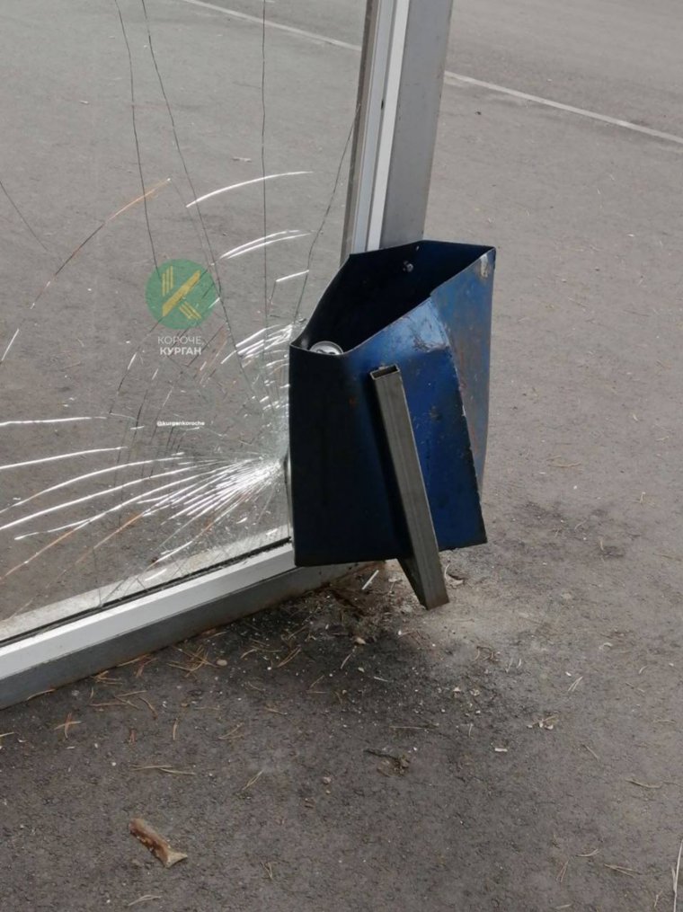 Вандалы испортили остановку у входа на экотропу в Рябково