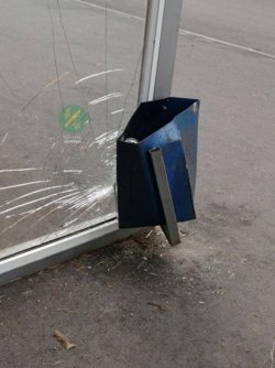 Вандалы испортили остановку у входа на экотропу в Рябково