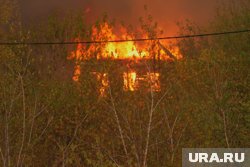В Подмосковье горит жилой дом, жильцов эвакуировали