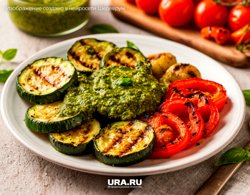 Яркие овощи, поджаренные на гриле с соусом песто — простой и вкусный гарнир