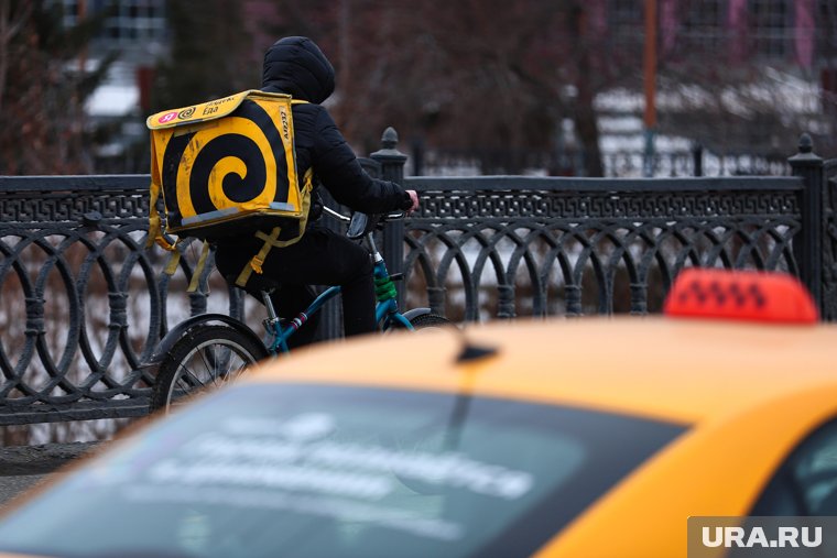 Спрос на курьеров перед Новым годом в Челябинске вырос больше, чем вдвое 