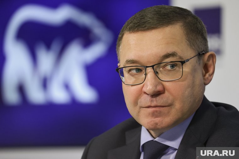 Якушев в Ханты-Мансийске вручил 14-тысячную карту жене участника СВО