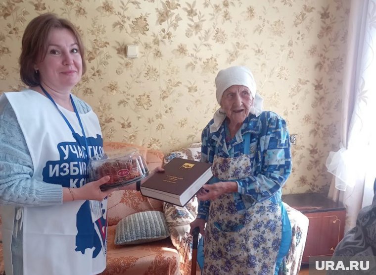 К пожилым жителям Челябинской области члены ТИК приходят на дом