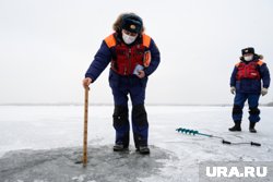 Сотрудники МЧС измеряют толщину льда на Тюменских водоемах