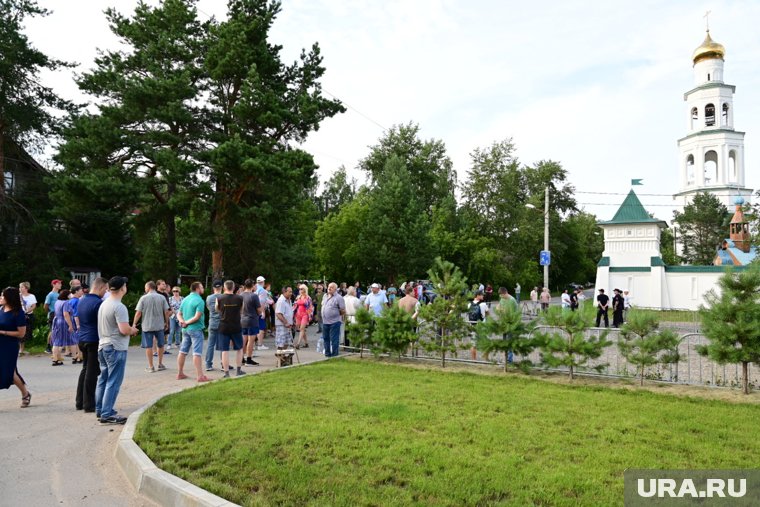 На митинг собралось более 100 человек