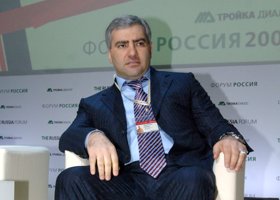 В доме миллиардера Самвела Карапетяна прошли обыски: кто он такой, кого задержали