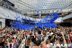 В честь дня рождения ТЦ сбросили 20 тысяч шариков