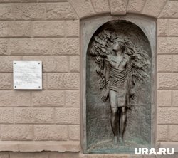 На здании находится горельеф памяти Татьяны Барамзиной