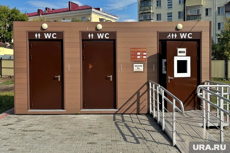 Курганцы пожаловались на недоступный туалет в Центральном парке в День России