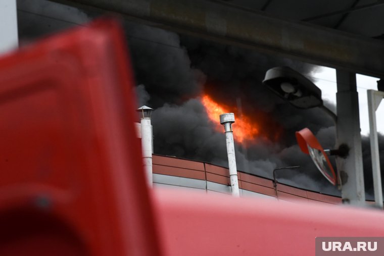 В Санкт-петербурге загорелся склад, на место прибыло 28 сотрудников МЧС