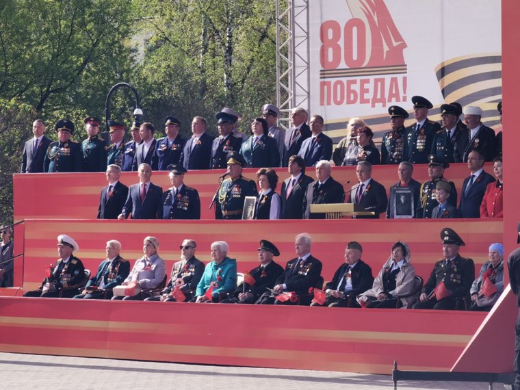 Перед началом праздничного шествия