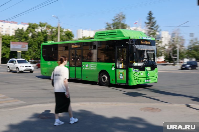 Агрессивный мужчина бросил камень в стекло автобуса