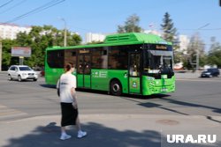 Агрессивный мужчина бросил камень в стекло автобуса