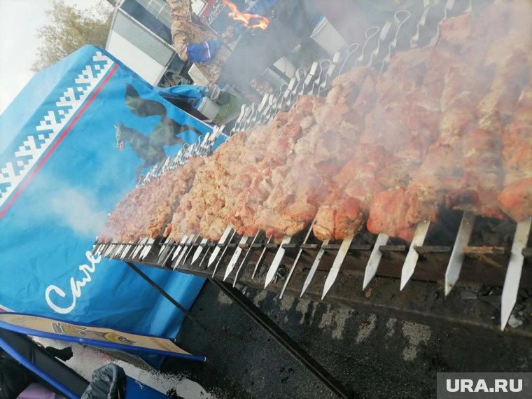 Шашлык предлагают на празднике в Салехарде 