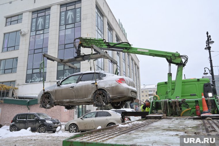 Неправильно припаркованные автомобили увозят на штрафстоянку
