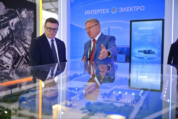 Экскурсию по стенду для губернатора Челябинской области Алексея Текслера (слева) провел представитель акционеров предприятия «Корпорация СТС» Алексей Бобров (справа)