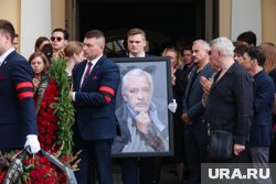 Церемония прощания Сафроновым завершилась в Малом театре