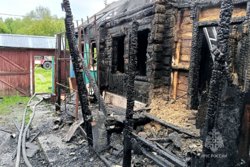 К моменту прибытия пожарных дом горел полностью