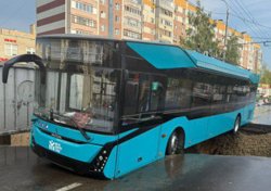Троллейбус оказался над огромным провалом после обрушения асфальта