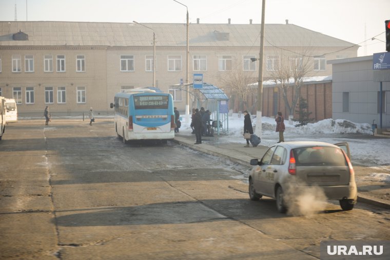 На территории города мигрант закопал десятки свертков с героином