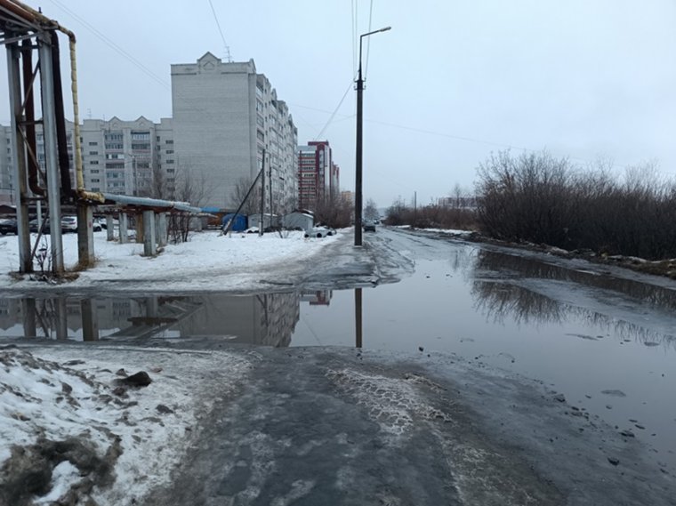 Участок дороги затоплен водой