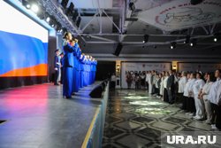 Церемония открытия началась с выступлений детей и гимна России в хоровом исполнении